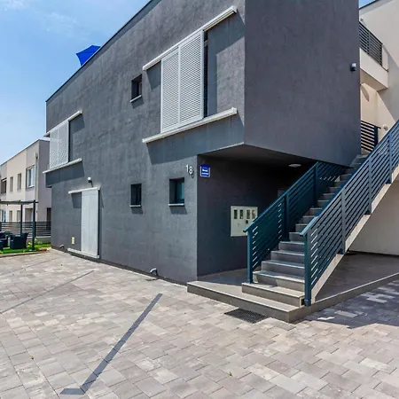 Apartment 1 Bedroom Amazing In Vir