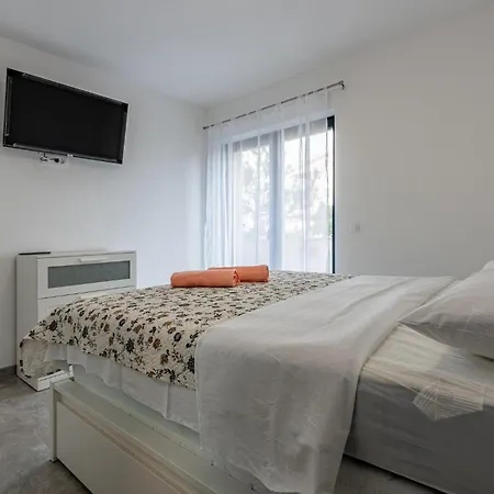 Apartment 1 Bedroom Amazing In Vir